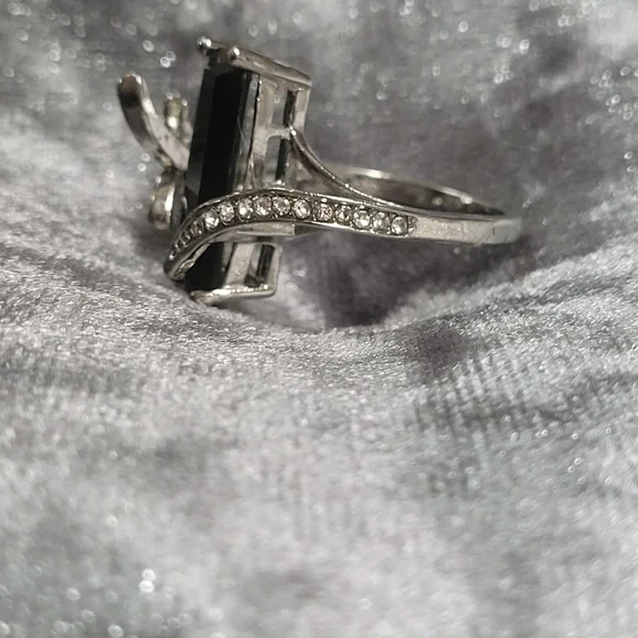 Leaf Green Rectangular Cubic Zirconia Ring - Picture 8 of 10